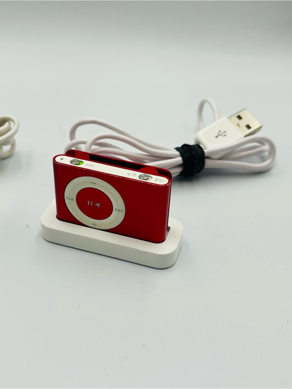 Apple iPod Shuffle Red 2GB Portable MP3 Player with White Dock